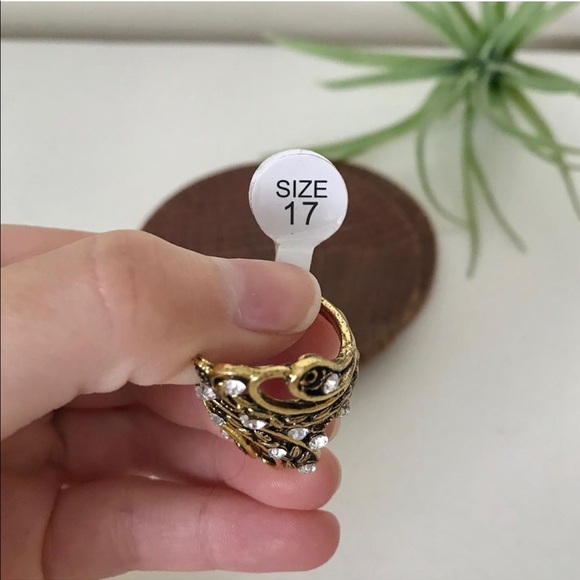 Gorgeous Gold & Crystal Statement Ring - Picture 6 of 6